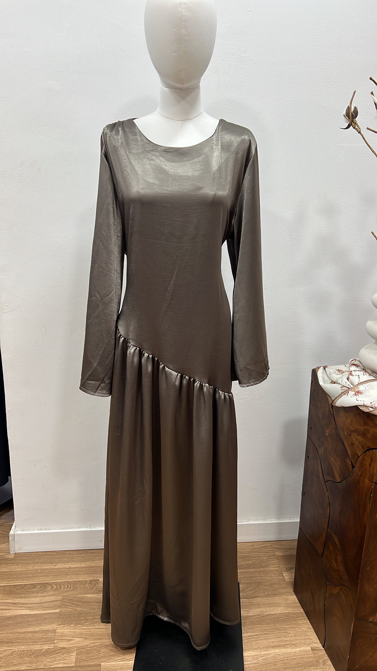 Vestido volante taupe 1012