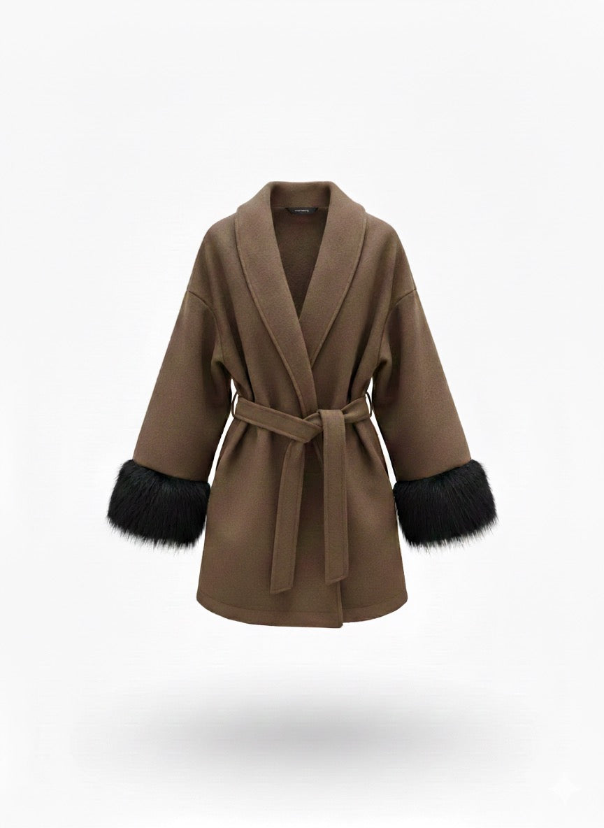 Abrigo marron pelo brazos